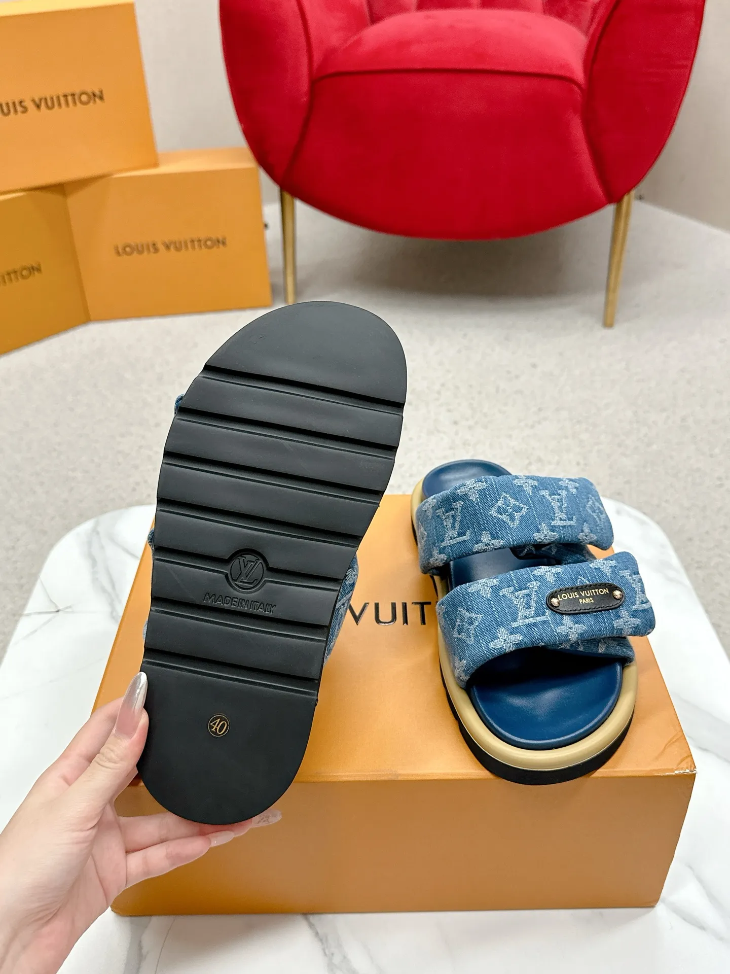 P340 yuan LV Louis Vuitton Full of high-end feel! A popular model among bloggers at home and abroad, it’s retro and fashionable, and looks stunning on your feet! Mainly recommended model on the official website★ ━━━━━ ЅᏇєєt ━━━━━ ▪️Upper: original calfskin ➕5D printing process ▪️Inner: imported mixed sheepskin ▪️Outsole: original molded foam outsole ▪️Size: Female 35-40 Men's 39-44 (women's 41 men's 45)